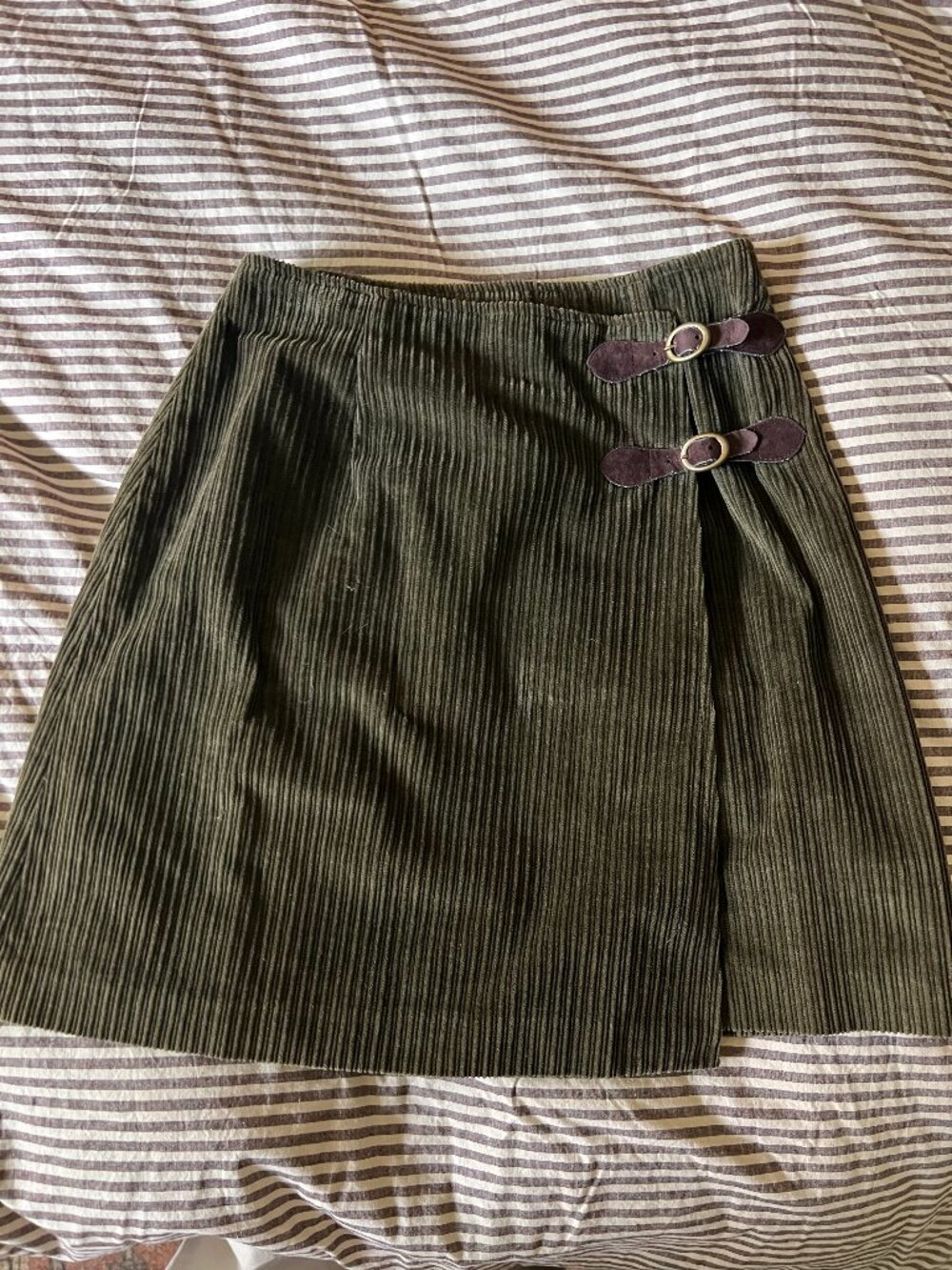 Y2K Lizsport Olive Green Corduroy Wrap Mini Skirt w/ Suede Buckle Details Size 4
